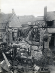 97559 Afbeelding van de ravage in de uitgebrande huizen Kapelstraat 47-49 te Utrecht, na te zijn getroffen door ...